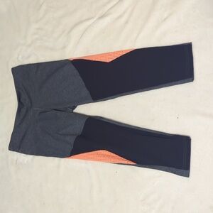 Reebok woman's cropped athletic leggings size medium
